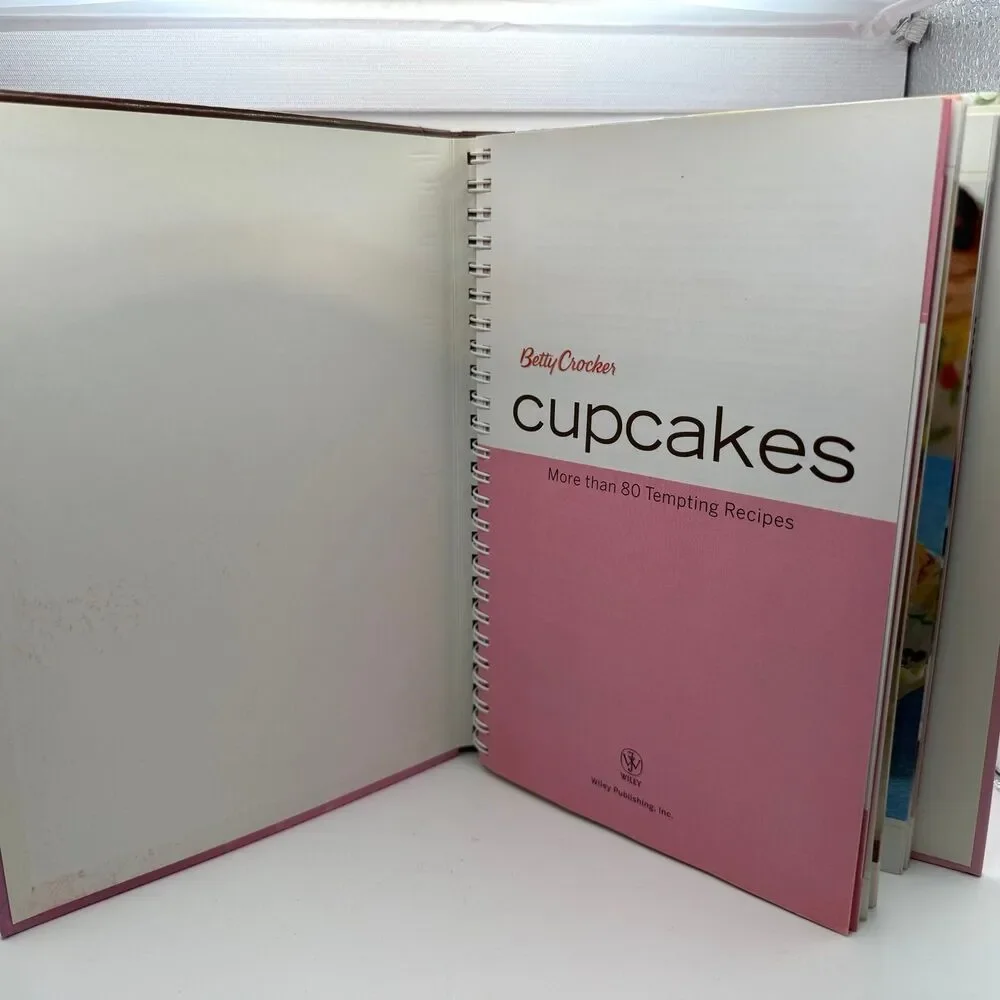 Betty Crocker Cupcakes 2010 Cookbook Spiral Bound 80+ Recipes